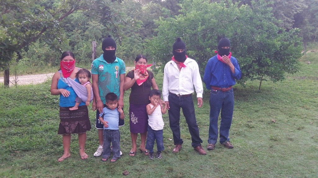 Familia anfitriona de la Escuelita Zapatista con Guardian